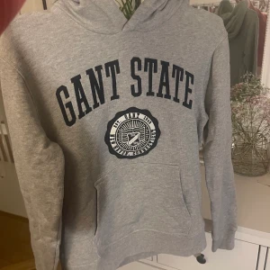 Hoodie - Gant hoodie i storleken 170 från barnavdelningen, 200kr + frakten man själv får stå för💓