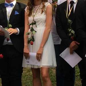 Vit klänning  - Vit klänning. Super fin med öppen rygg och spets. Perfekt till stundet eller skolavslutning! Från Nelly. Storlek 34