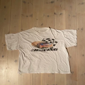 Vintage nascar t-shirt - En väldigt ovanlig nascar T-shirt från 80/90 tal med en magik boxy passform. Skick 7/10 lite urtvättad inte flaws vad jag kan se men med tanke på åldern topp skick. Storlekslappen är borttagen med skulle säga att den sitter som en cropad L men som sitter extremt boxy