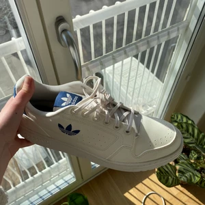 Adidas originals NY 90 - Helt oanvända adidas NY 90, skitsnygga sneakers som var en present till min kille men rätt små i storlekarna så dem passade tyvärr inte 🥲 står 46 2/3 men för trånga på honom som är 46, så skulle gissa att dem är mer utav en 45a. Kartong medföljer om så önskas, nypris 900. 