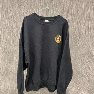 Svart sweatshirt, storlek L. 200kr