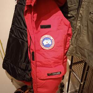 Äldre modell av canada goose jacka. Strl S, men sitter bäst på en med strl M. Inga synliga skador. Använt skick. 