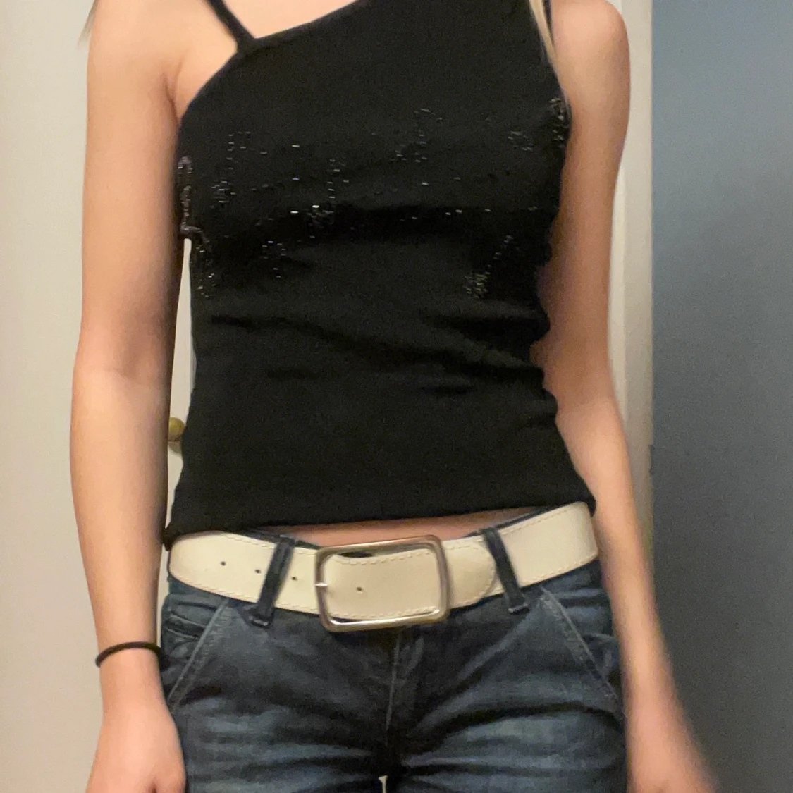 Linne med pärldetaljer