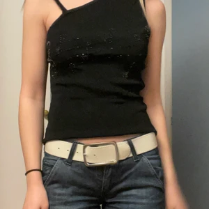 Linne med pärldetaljer - Designen är typ musiknoter😁