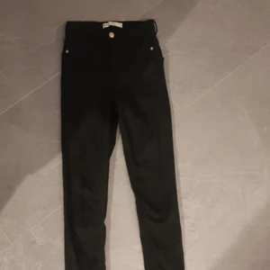 Jeans - Säljer ett par svarta skinny jeans i storlek S ifrån gina tricot 💜