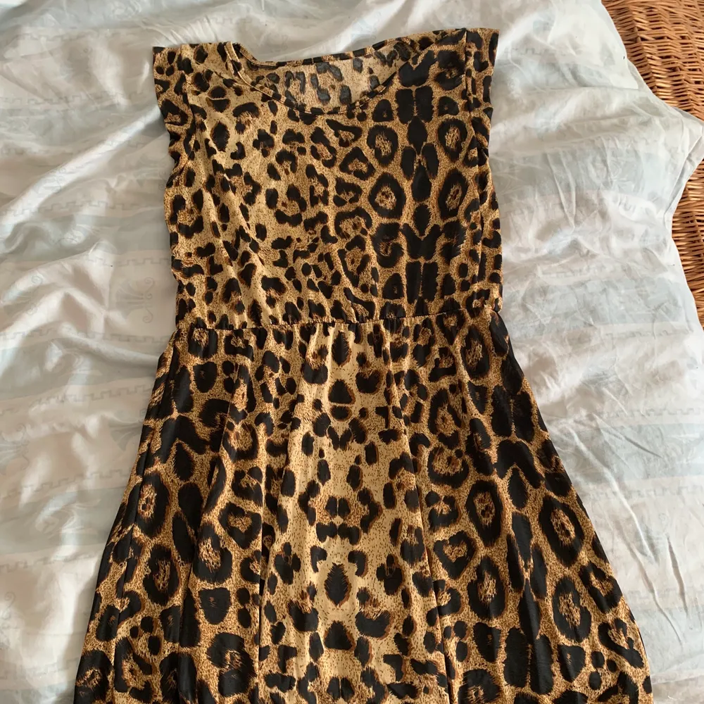 Leopard klänning som passar bra till sommaren. Klänningar.