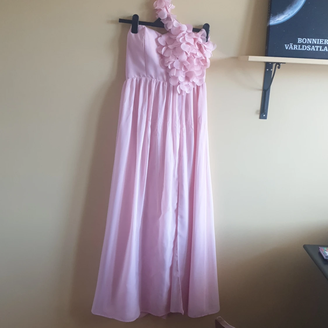 Puderrosa balklänning enaxlad