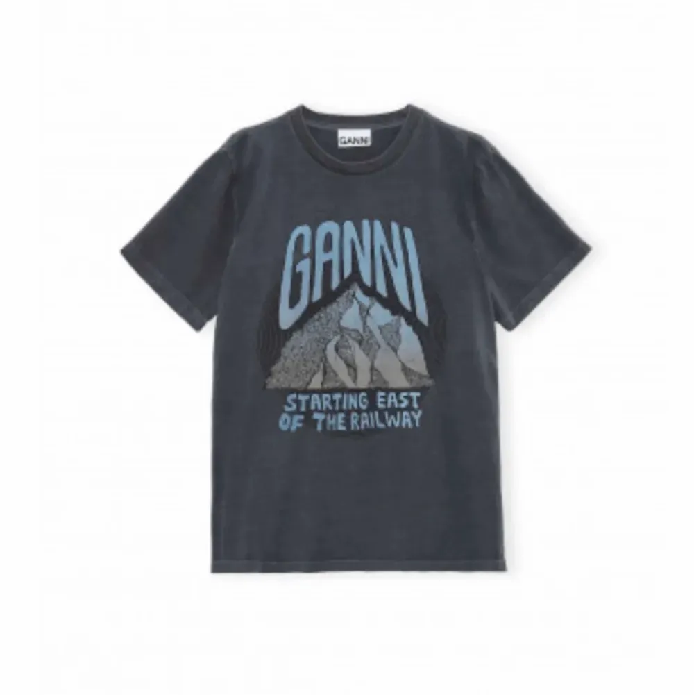 Säljer denna Ganni t-shirt 💖 super fin och bra skick! . T-shirts.
