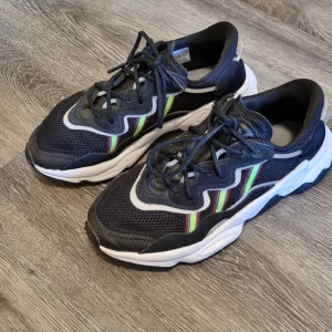 Adidas sneakers storlek 40 - Snygga sneakers från Adidas i fint skick. Storlek 40 . 