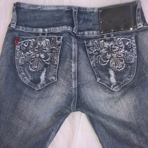 Jeans - Ett par lågmidjade jeans med hål där fram. Bootcut. De är tyvärr för små för mig så har inte bilder med de på❤️