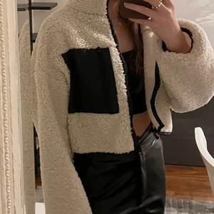 Teddy jacka - Perfekt vår/höstjacka. Supersnygg jacka från Gina Tricot. Endast använd en gång då jag köpte den så sent in på förra våren, så hann inte använda den innan det blev för varmt. Och nu känner jag tyvärr att den inte kommer komma till användning. Köptes på Zalando för 399kr🧸