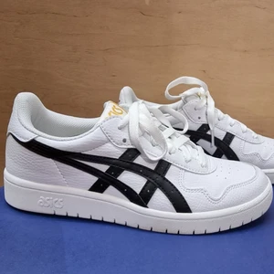 Oanvända sneakers - Helt oanvända sneackers från Asics i storlek 39. Endast testade inomhus. Säljer då dom inte passar mig i storlek. Nypris hod asics: 750kr 