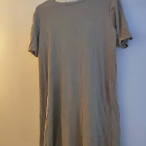 HM klänning - Använd men ej nopprig eller hål. Ljusrosa t-shirtklänning. Strl M.