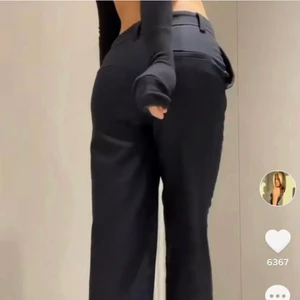 Mörkblå konstymbyxor från zara - Kostymbyxor från zara i storlek 36/S, använda en gång. Säljer dom för att dom inte passar, (lånad bild)