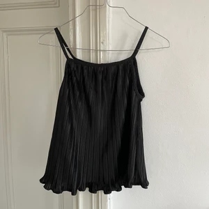 Svart topp med volanger - Söt topp med volanger nertill, jättefint skick. Köpt utomlands🖤