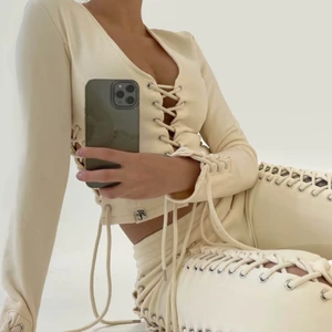 Hidden cult snörad topp - Helt oanvänd! Säljer pga för liten för mig, inte stretchigt material. Köpt för 800kr från Hidden Cult