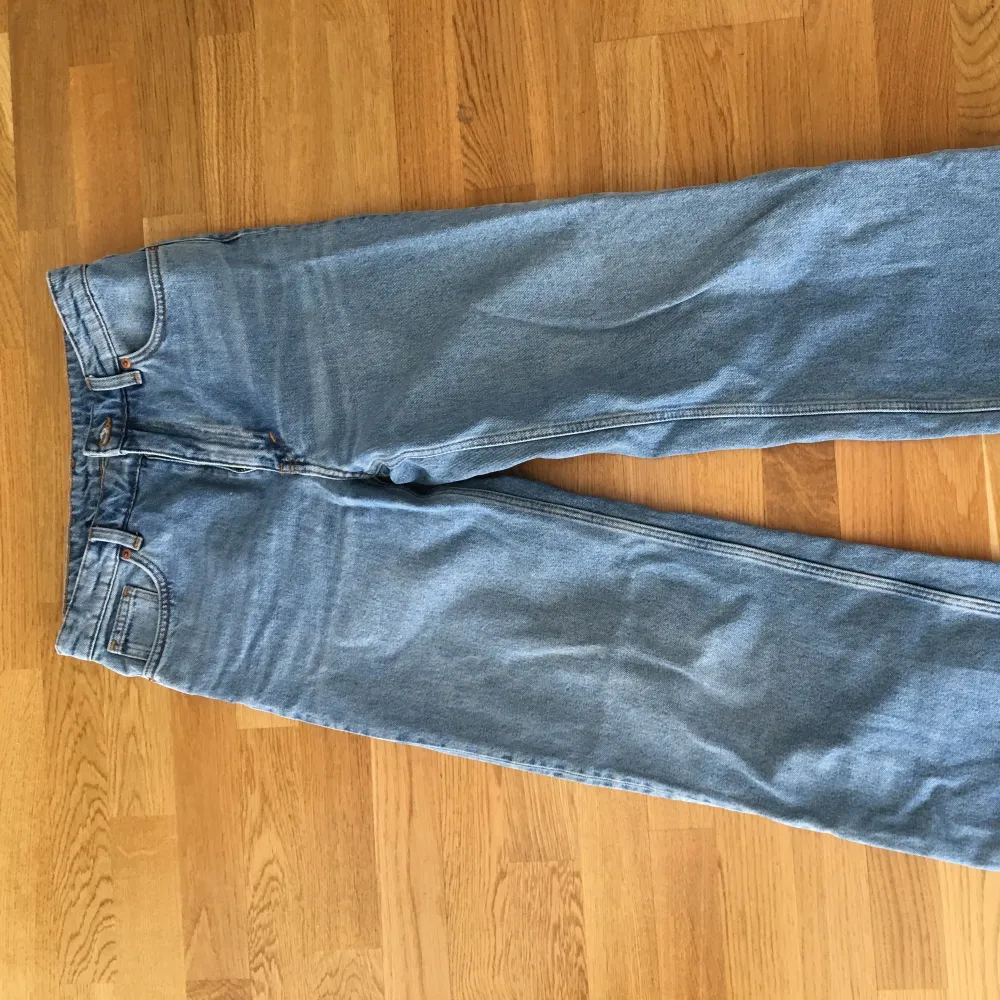 Modellen yoko strl 28, sparsamt använda, vida i benen, högmidjade  . Jeans & Byxor.