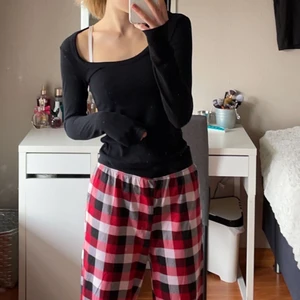 Rutiga pyjamasbyxor  - Säljer ett par HELT OANVÄNDA pyjamasbyxor som jag fick i julklapp, de är endast testade. De är köpta i Finland så lite oklart vilket märke de har. Säljer dem då jag har andra jag föredrar. De är i toppskick och sitter super skönt och snyggt! Kontakta mig vid fler frågor, köparen står för frakt📦💘