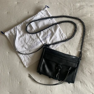 Väska Rebecca Minkoff - Säljer min älskade Rebecca Minkoff väska i svart med dustbag 💕 Fick i present för några år sedan men inte använt på ett år. Använd men i gott skick, bortsett från en liten fläck på fodret i väskan. Säljer för 800 kr! 🌟⚡️
