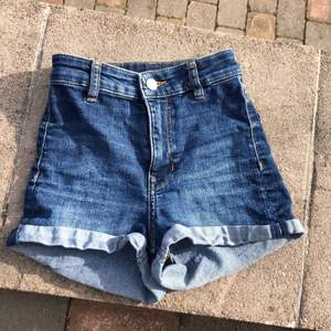 Ett par jeans shorts som är välanvända, men det är inte synligt. Säljer pga att dom är för små.