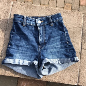 Jeans shorts stl 32 - Ett par jeans shorts som är välanvända, men det är inte synligt. Säljer pga att dom är för små.