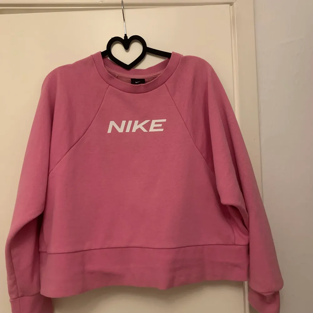 Rosa Nike sweatshirt storlek L. Säljer för den är för stor för mig, fint skick! (Frakt tillkommer). Toppar.