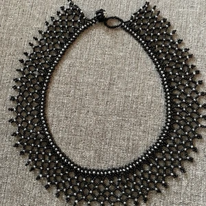 Nytt handgjort halsband - Underbart handgjort halsband 🌺 •Aldrig använt •75 kr + frakt (13 kr) •42 cm långt 🚭Djurfritt och rökfritt hem