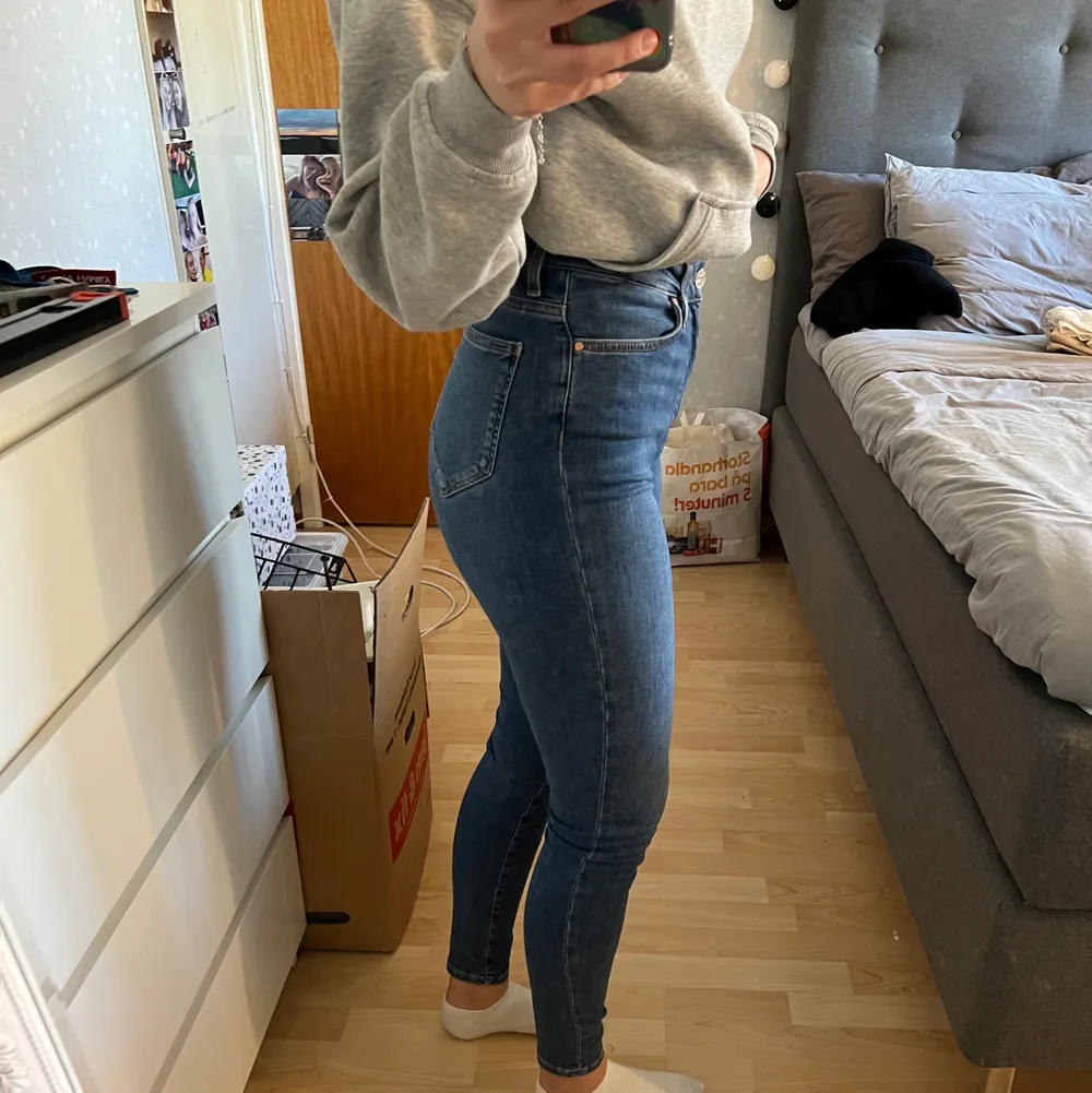 Säljer dessa högmigjade jeans från bikbok i storlek S. Skulle säga att de även passar M då dom är väldigt stretchiga😁 Nypris 600kr . Jeans & Byxor.