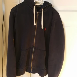 Polo ralph lauren zip - Fin ralph lauren zip i mörkblå färg som använts en hel del. Några små ställen på tröjan där sömmar börjat lossna men inte inte gått av mycket. Den har börjat få en "washed" färg och liknar vintage plagg. Fet tröja i helhet men använd. Därmed condition~ 5/10. Säljer nu då den är för liten och kommer därför inte till användning. Den är i storlek M och passar M, alltså tts. Vill gärna sälja tröjan så kom med bud :)), priset är därav inte ristat i sten.