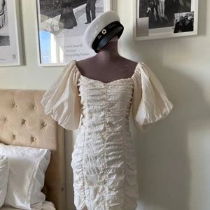 Studentklänning från H&M - Storlek 36 passar även 34&38 beroende hur tajt man vill att klänningen ska sitta! Sååå fin ❤️