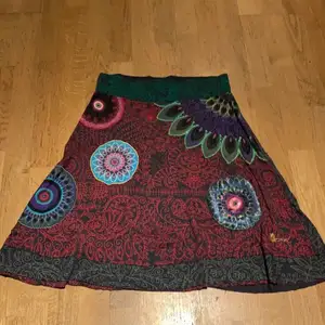 Fin Desigual kjol med mönster på. Säljer eftersom den inte har kommit till användning.