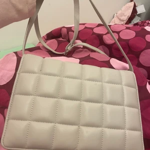 handväska  - jag säljer handväska den knappanvänd den superfint sick. den son ny, jag använd fåtal gånger den kommer inte till  använing. och säljer för 50 kr plus frakt. kan mötas upp ockeå och posta. frakt står köpqre för själv