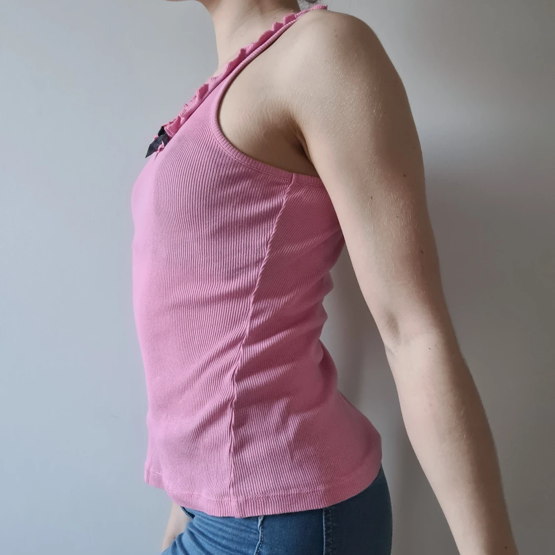 Rosa linne med volanger och svart rosett - 91