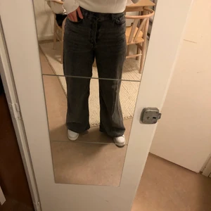 Gråtvättade jeans från Other stories - Jeans som är använda en gång, köpta för ett år sedan. Baggy fit men sitter tajt kring höfter och midja. Jeansen är längre i benen, jag är 177 cm. 