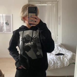 Tupac hoodie - Säljer denna Tupac hoodie som knappt är använd. Nypris 600kr💕
