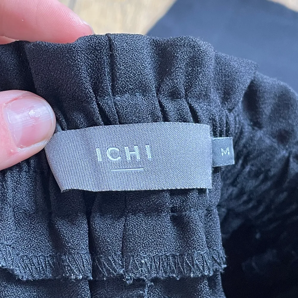 Dessa byxor från märket ICHI, svarta, storlek M, kan knyta de runt midjan, köpare står för frakt. Jeans & Byxor.