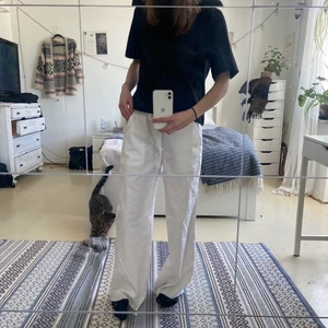 Vita nya linnebyxor - Ett par helt oanvända vita lågmidjade linnebyxor i storlek S. Jättefina, men tyvärr för stora för mig. Jag är 166 cm lång. De har en raw cut