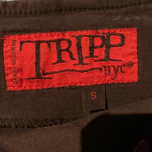 Tripp nyc kjol! - Jättevintage har fått av min mamma för ett tag sen. Storlek S och dragkedja där bak! Kontakta för frågor eller fler bilder 😁