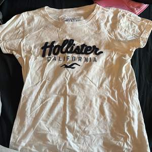 Jätte fin hollister T-Shirt knappt använd men är super fin.