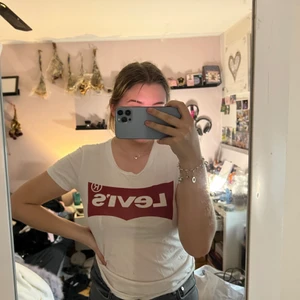 Levi’s T-shirt  - Levi’s T-shirt använde mycket innan men nu ligger den bara i garderoben. Väldigt skönt material och sitter bra.