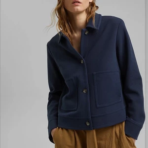 Esprit kappa - Säljer denna superfina mörkblå esprit kappan! Storlek M men passar för de som brukar ha mindre storlekar! Original pris 1099kr. Slutsåld överallt. Skriv privat för om intresserad eller buda!💞💞