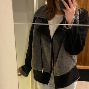 Jacka - Säljer denna jacka, helt oanvänd. Strl M men passar även S🥰