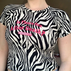 Omighty croppad zebratopp - En nästan helt oanvänd slutsåld croppad t-shirt med zebratryck. Superskönt material!! köptes för 430kr +tull. Köparen står för frakt💗
