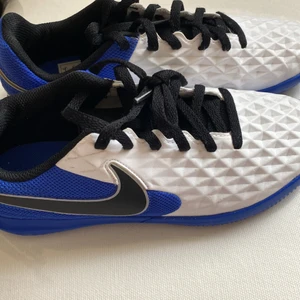 Fina jumpa skor  - Använda 3-5 gånger jätte snygga dom är blå och vita