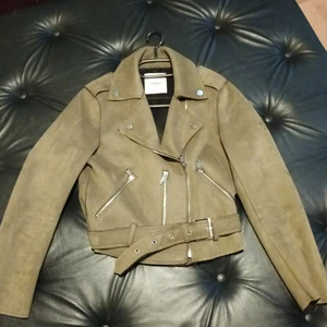 Biker jacka  - Säljer min gröna biker jacka i strl xs, passar upp till 38 då den är stretchig. Endast provad. 200kr 