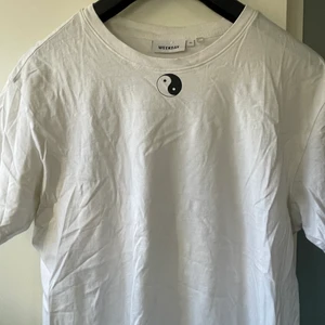 T-shirt - Vit t-shirt från Weekday med coolt tryck både fram och bak. Fint skick! 🤍