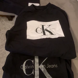 Calvin Klein strl S - Har flera Calvin Klein tröjor 250 styck. Vet ej exakt fraktkostnad, skickas spårbart, kan mötas i Bromma