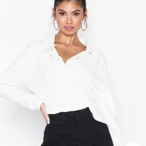 Vit långärmad tröja från Nelly  - En vit långärmad tröja från Nelly. Superskön och jättefin 😇 säljer då jag inte känner att de längre är min still. Frakt tillkommer 