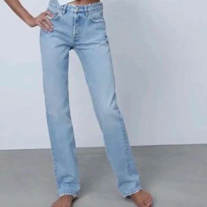 Mid Rise jeans Zara stl 34 - Fint skick men en liten reva uppe vid linningen. Kan skicka bild vid intresse. Där av det låga priset
