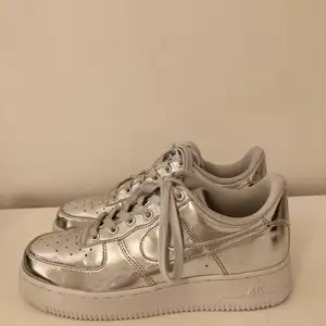 Sjukt coola och helt oanvända Nike air force silver Chrome! Säljs då jag är i behov av pengar. Nypris 1600 kr och säljer för 1000 kr fast de är helt oanvända!💕💕